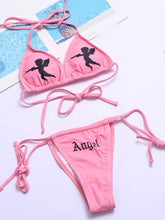 Und verrückter Bikini-Badeanzug mit Krawatte